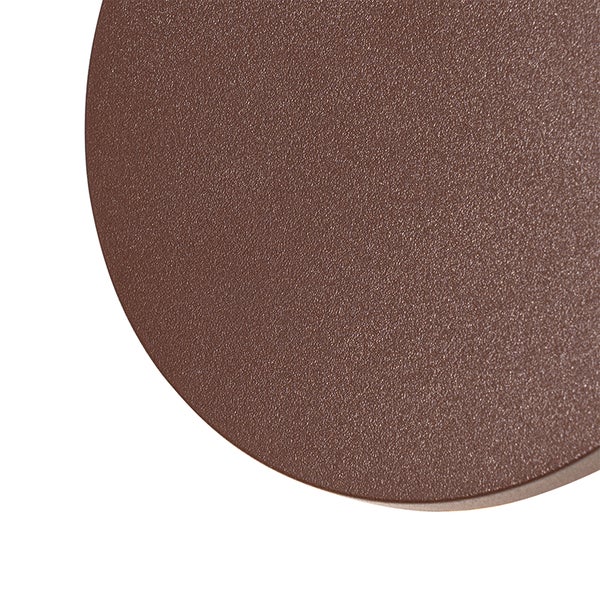 Nahaufnahme einer runden, braun strukturierten Oberfläche.