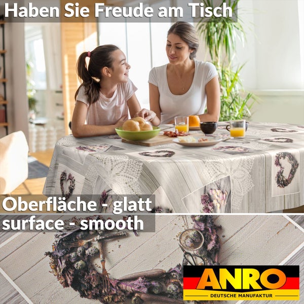 Runde Wachstuch-Tischdecke mit Holzoptik, Lavendel-Herzen und Spitzenmuster in hellem Esszimmer. Glatte Oberfläche. ANRO Logo.