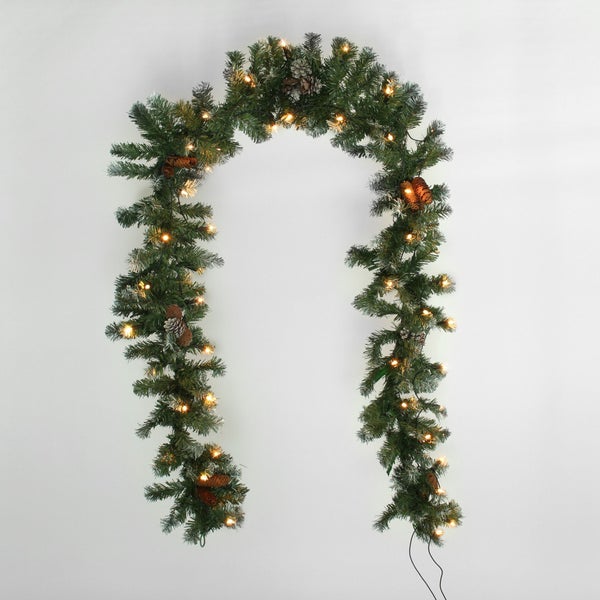 Weihnachtsgirlande mit Beleuchtung und Tannenzapfen