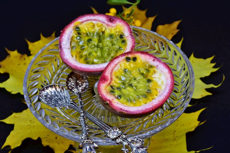 SAFLAX Anzucht Set - Passionsfrucht - Passiflora edulis - 40 Samen - Mit Mini-Gewächshaus, Anzuchtsubstrat und 2 Töpfen