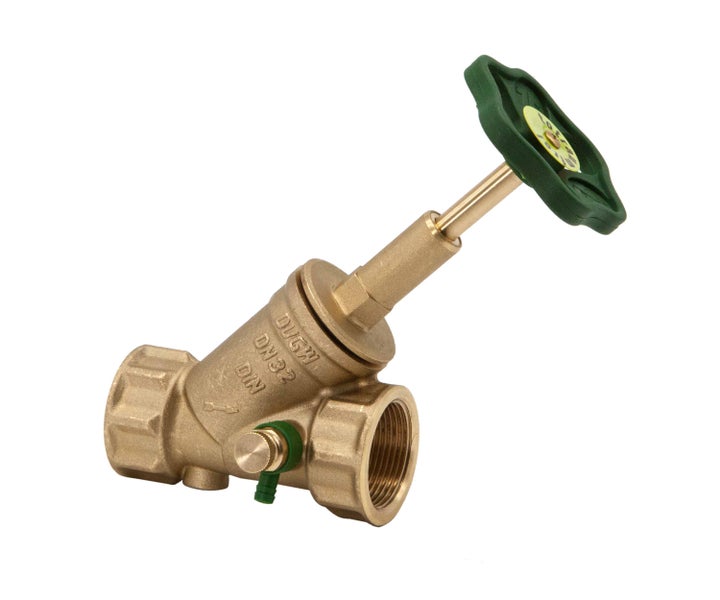 Schrägsitzventil aus Messing, Nennweite 32, mit grünem Handrad und Entleerungsventil.