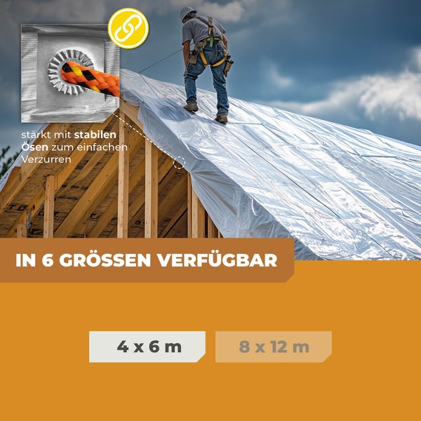 Bauarbeiter auf einem Holzdachstuhl befestigt eine große Abdeckplane mit stabilen Ösen. Erhältlich in sechs Größen von 4 mal 6 bis 8 mal 12 Meter.