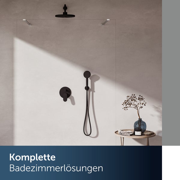 Komplette Duschgarnitur mit Kopfbrause, Handbrause und Aufputzarmatur hinter einer Duschwand