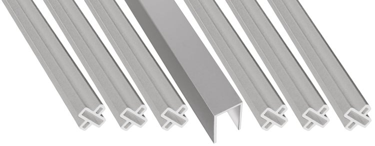 Mehrere Metallschienen und ein Winkelprofil aus Metall