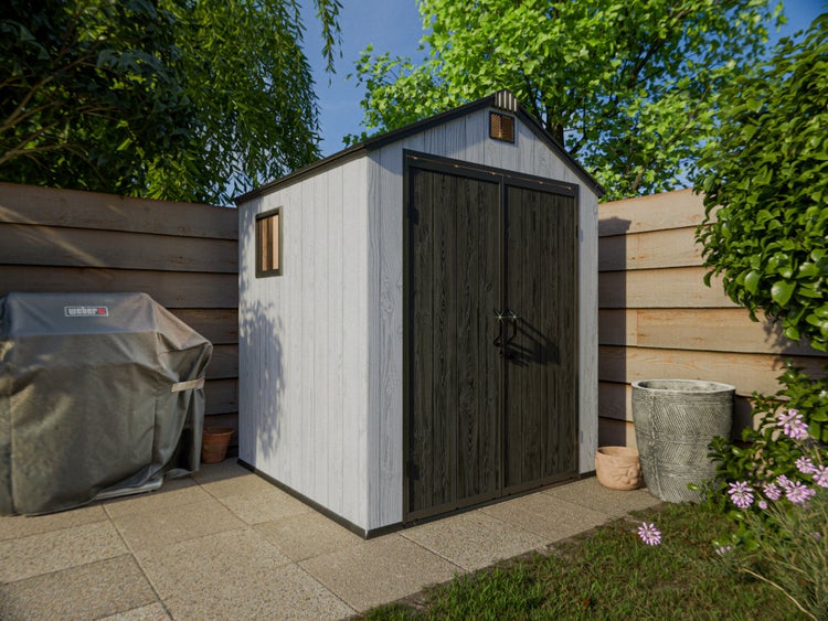 Modernes Gerätehaus in Holzoptik mit Doppeltür und Satteldach im Garten auf einer gepflasterten Fläche neben einem Holzzaun.