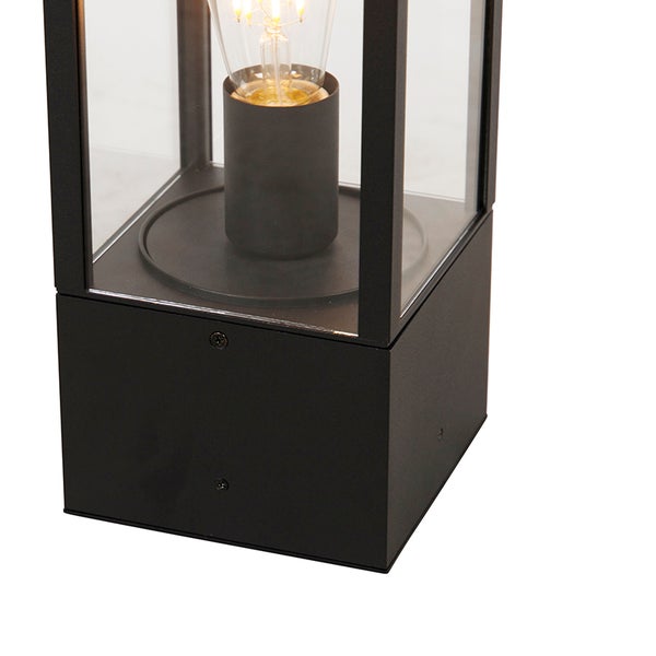 Schwarze Sockelleuchte für den Außenbereich aus Metall mit Glaseinsätzen und sichtbarem Leuchtmittel.