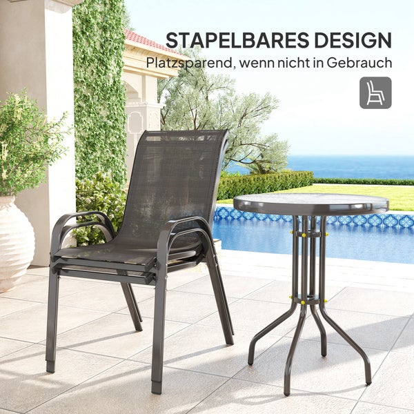 Stapelbarer Gartenstuhl aus Metall mit Netzbespannung und runder Bistrotisch mit Glasplatte auf einer Terrasse am Pool.