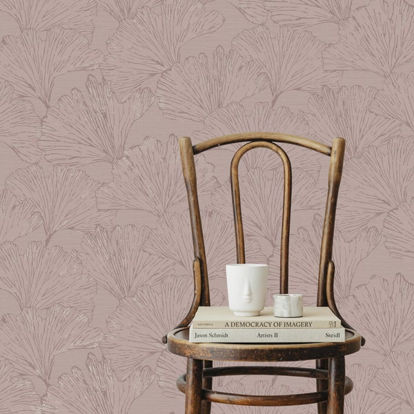 Tapete mit Pflanzenmuster und Holzstuhl mit Büchern