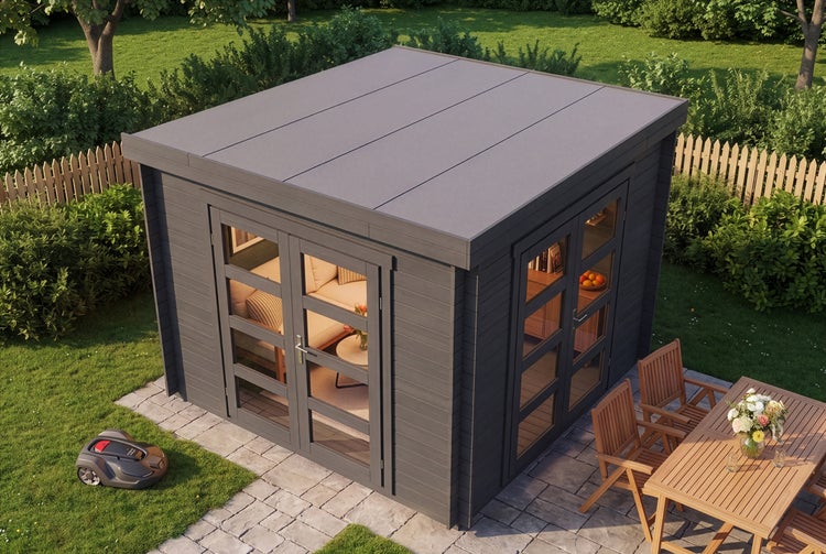 Modernes Gartenhaus aus Holz mit Flachdach und großen Glasdoppeltüren auf einer Steinterrasse in einem grünen Garten.