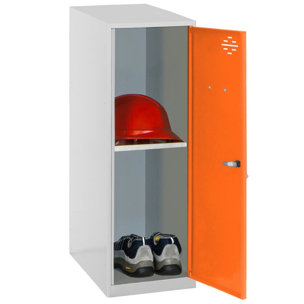 Offener Garderobenschrank mit einem Helm und Schuhen