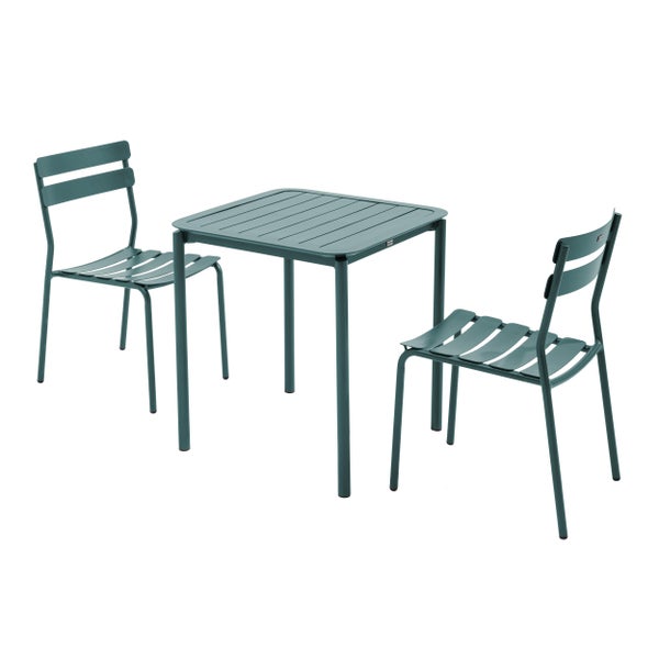 Dreiteiliges Gartenmöbel-Set aus Metall bestehend aus einem quadratischen Tisch und zwei Stühlen mit Latten-Design.