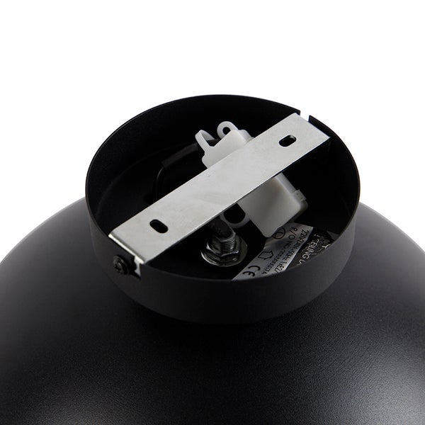 Detailansicht der Befestigung einer Deckenleuchte