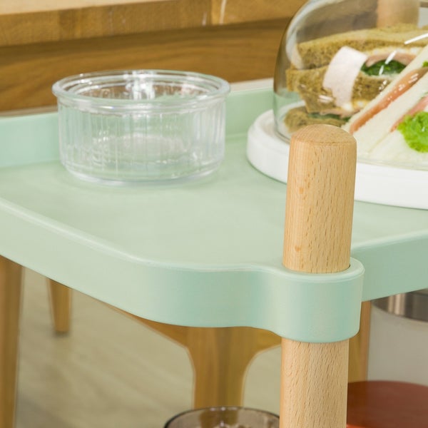 Detailansicht eines Servierwagens mit Glasbehälter und Speisen unter einer Abdeckung