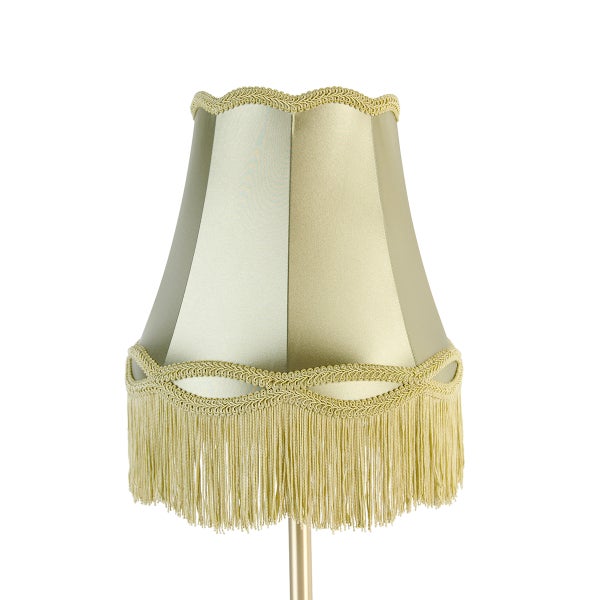 Klassischer cremefarbener Lampenschirm aus Stoff mit dekorativer Borte und langen Fransen am unteren Rand.