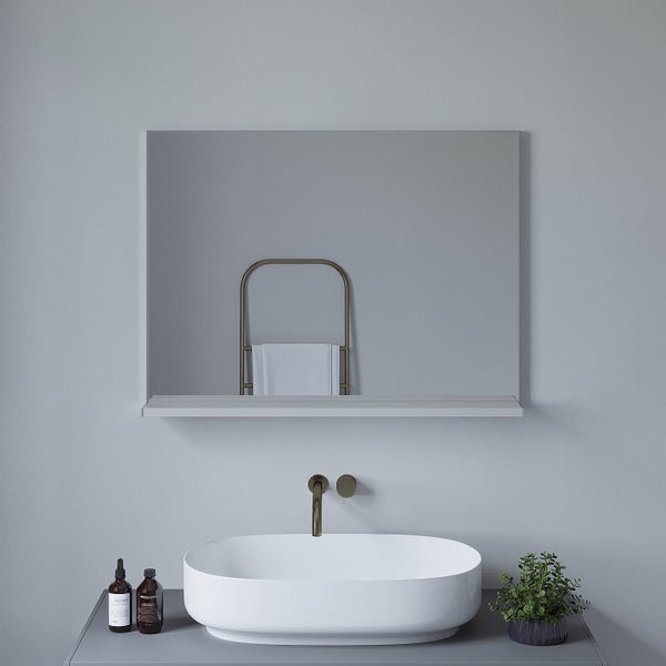 Modernes Badezimmer mit ovalem Aufsatzwaschbecken, Wandarmatur und rechteckigem Spiegel mit Ablage auf einem Waschtisch.