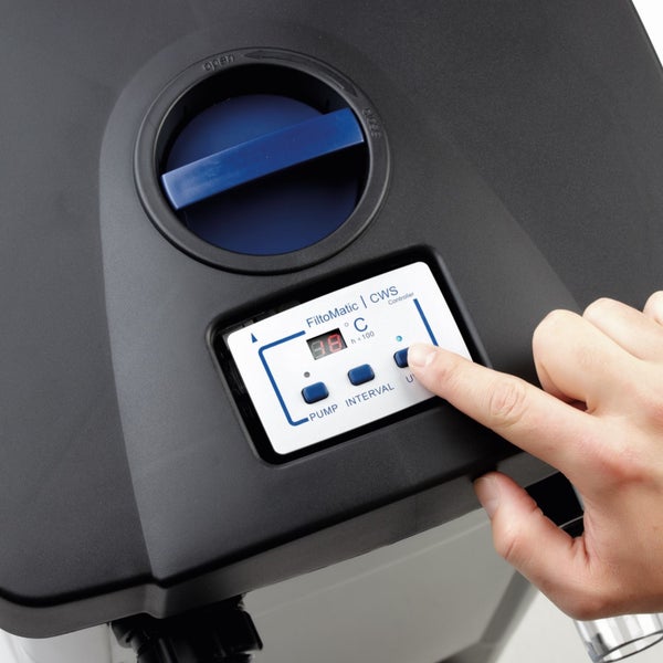 Bedienpanel des FiltoMatic CWS Teichfilters mit Digitalanzeige für Temperatur in Grad Celsius und Bedientasten für Pumpe, Intervall und UVC.