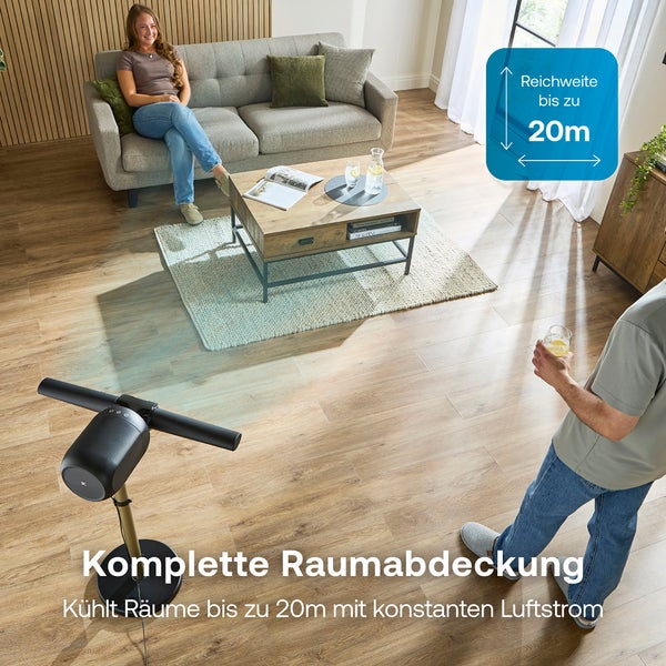 Moderner schwarzer Standventilator in einem hellen Wohnzimmer mit einer Reichweite von bis zu 20 Meter für komplette Raumabdeckung.