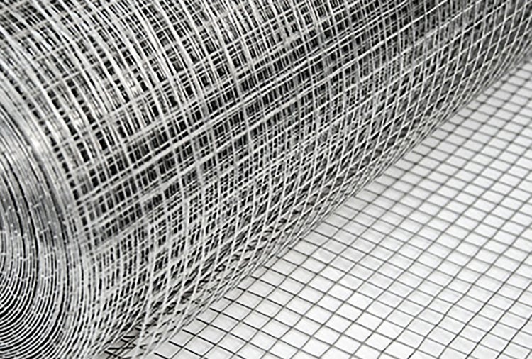 Engmaschiges Drahtgitter auf Rolle aus verzinktem Stahl.