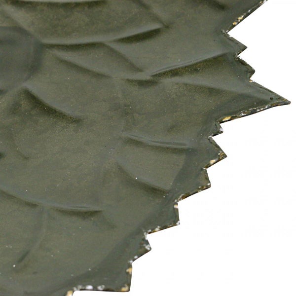 Detailaufnahme eines Deko-Blattes aus Metall.