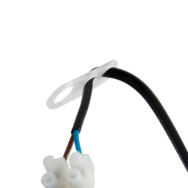 Kunststoff Zugentlastung an einem elektrischen Kabel mit Lüsterklemme