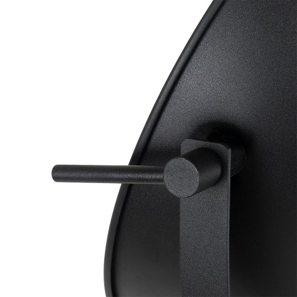 Detailaufnahme eines schwarzen Grillrosts mit Griff