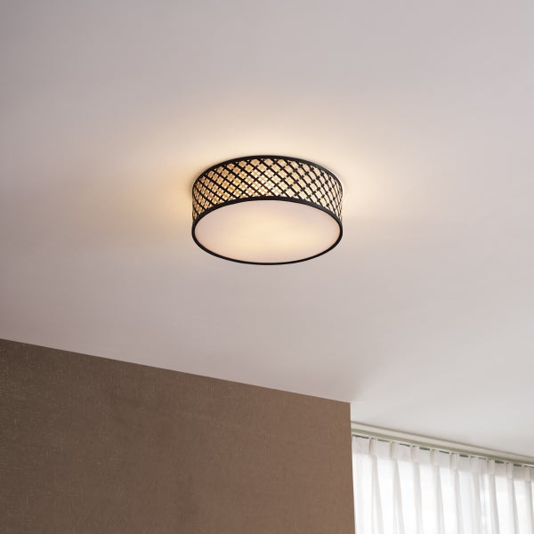 Deckenleuchte mit Rattanmuster im Raum