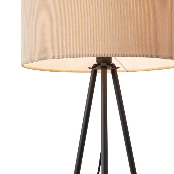 Dreibein-Stehleuchte mit Stoffschirm in Cord-Optik und schwarzem Metallgestell.