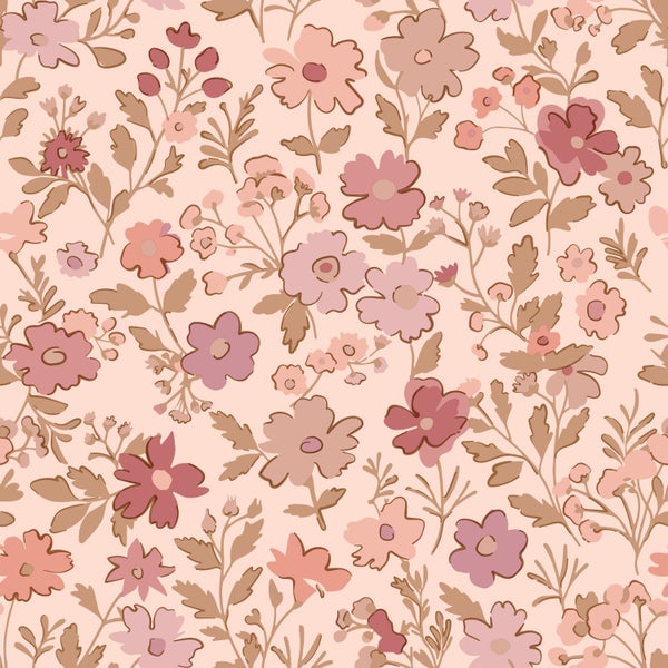 Tapete mit Blumenmuster, handgezeichnete Blüten und Blätter in Rosa- und Brauntönen.