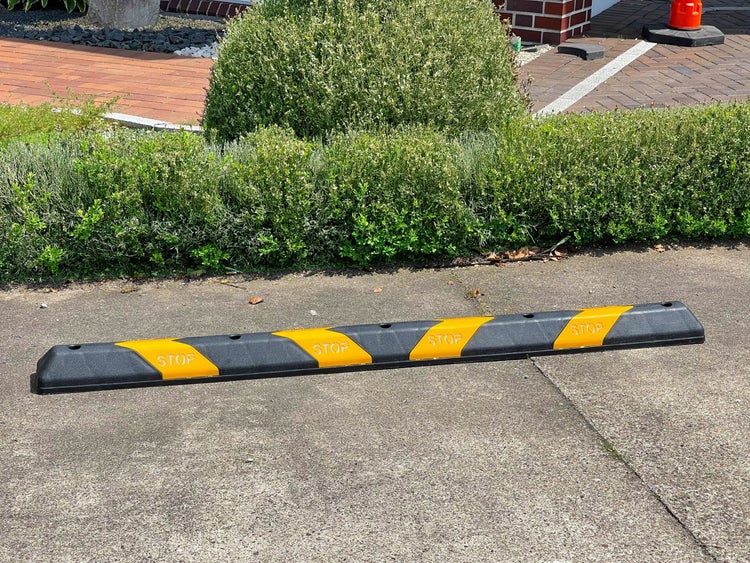 UvV PARKSTOP -Radstopper Fahrzeugstopper Parkplatzbegrenzer + STOP reflektierend / 600 mm gelb