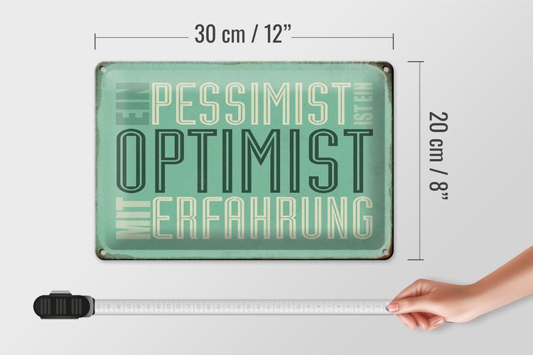 Dekoratives Schild mit der Aufschrift 'Ein Pessimist ist ein Optimist mit Erfahrung'