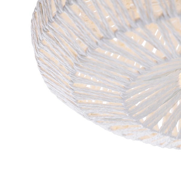 Nahaufnahme eines weißen Lampenschirms aus geflochtenem Papier.