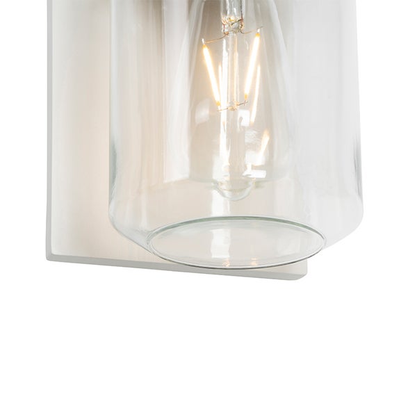 Wandleuchte mit klarem zylindrischem Glasschirm und leuchtendem LED-Filament-Leuchtmittel.