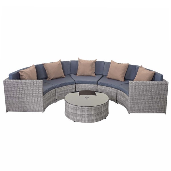 Halbkreisförmige Gartenlounge aus Polyrattan mit rundem Couchtisch inklusive Sitzkissen und Rückenkissen.