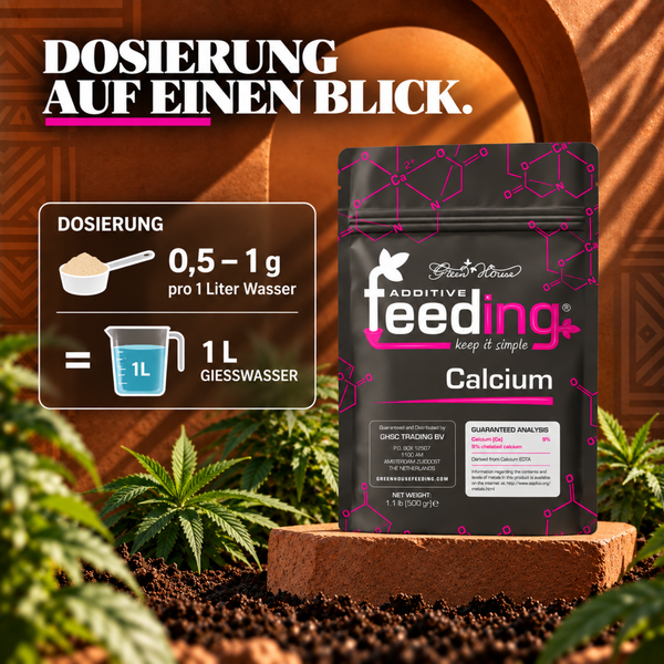 Green House Feeding Calcium Additiv Beutel mit Dosierungshinweis für Pflanzen auf einem Stein mit umliegenden Pflanzen.