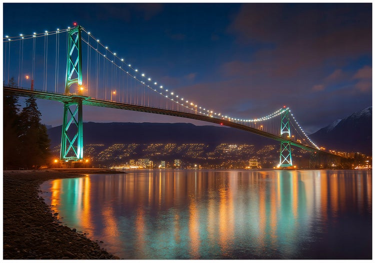 Beleuchtete Brücke bei Nacht über dem Wasser