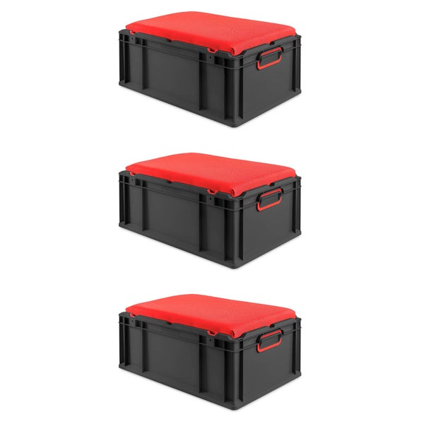 Drei graue Aufbewahrungsboxen mit roten Sitzkissen