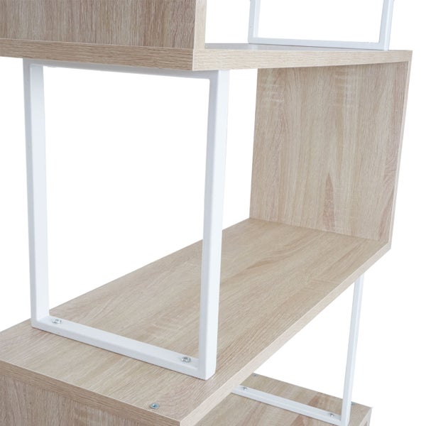 Detailansicht eines Holzregals mit weißem Metallgestell
