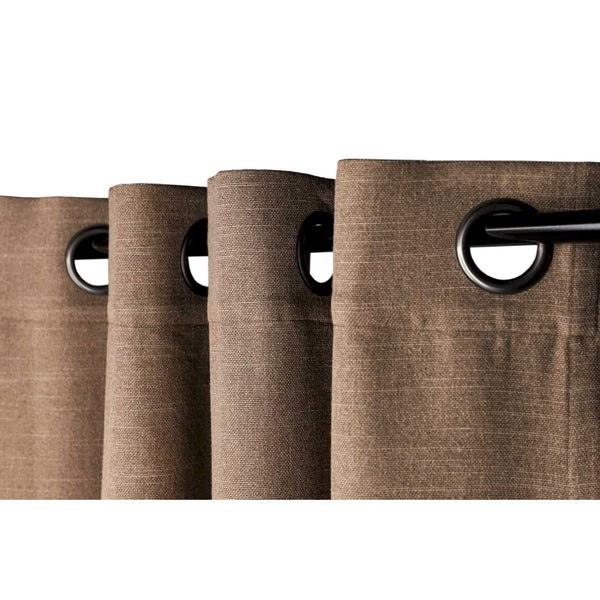 Braune Gardinen mit Ösenaufhängung an einer Gardinenstange