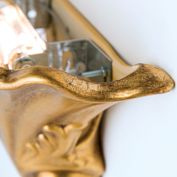Wandlampe mit goldfarbener, strukturierter Oberfläche im klassischen Design zur Montage an der Wand