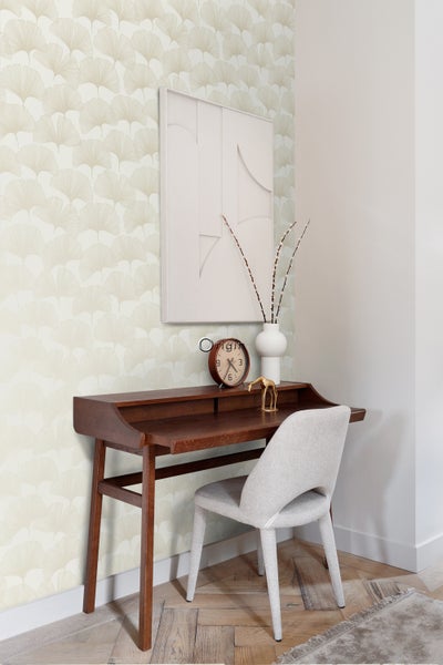 Heller Raum mit Schreibtisch, Stuhl und Ginkgo-Tapete für eine freundliche Atmosphäre.