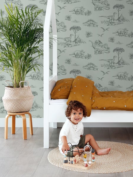 Kinderzimmer mit Bett, Kind und Spielzeug auf einem runden Teppich