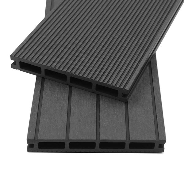 WPC-Terrassendiele mit Hohlkammerprofil, eine Seite fein geriffelt, eine Seite breit genutet.