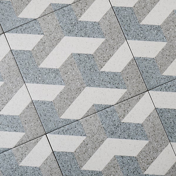 Fliesen mit geometrischem Pfeilmuster im Terrazzo Stil