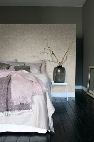 Schlafzimmer mit Bett, Nachttisch und strukturierten Tapeten