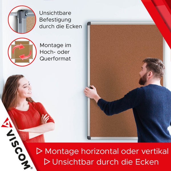 Mann montiert Pinnwand aus Kork mit Aluminiumrahmen an der Wand mit unsichtbarer Befestigung in Hoch oder Querformat von Viscom.