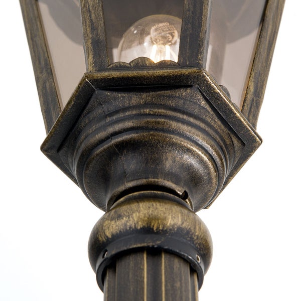 Detailansicht einer klassischen Außenleuchte aus Metall mit antikem Design und sichtbarem Leuchtmittel.