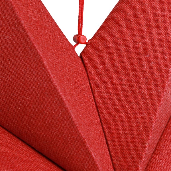 Detailaufnahme eines roten Papiersterns mit Aufhängung