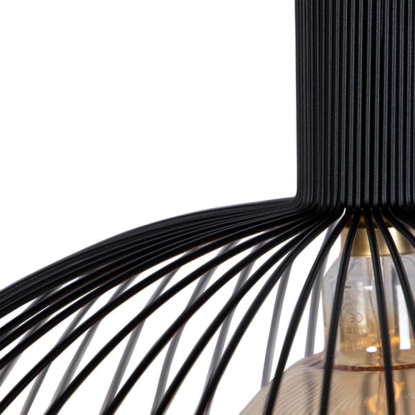 Detailaufnahme einer Pendelleuchte mit filigranem Metallschirm und Leuchtmittel