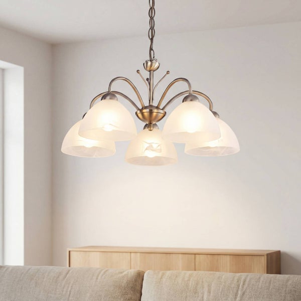 Klassischer Kronleuchter mit fünf Leuchten und mattierten Glasschirmen in antikem Metallfinish für eine elegante Raumbeleuchtung.