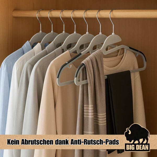Kleiderschrank mit Kleidung an rutschfesten Kleiderbügeln